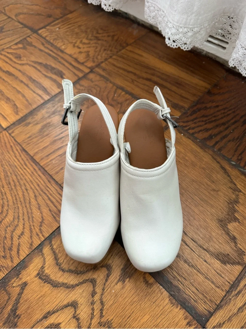 Universal Thread White Slingback Platform Clogs with Tan Wood-Look Heel, size 5